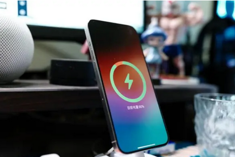 保城镇苹果15换屏服务分享用什么充电器给iPhone15充电更好 